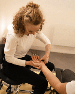 Soin de réflexologie palmaire à Marseille pratiqué par Sarah Parkhurst.