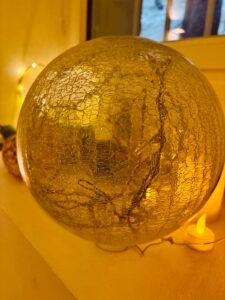 Praticienne de soin LaHoChi à Marseille, Sarah Parkhurst transmettant l'énergie de guérison.