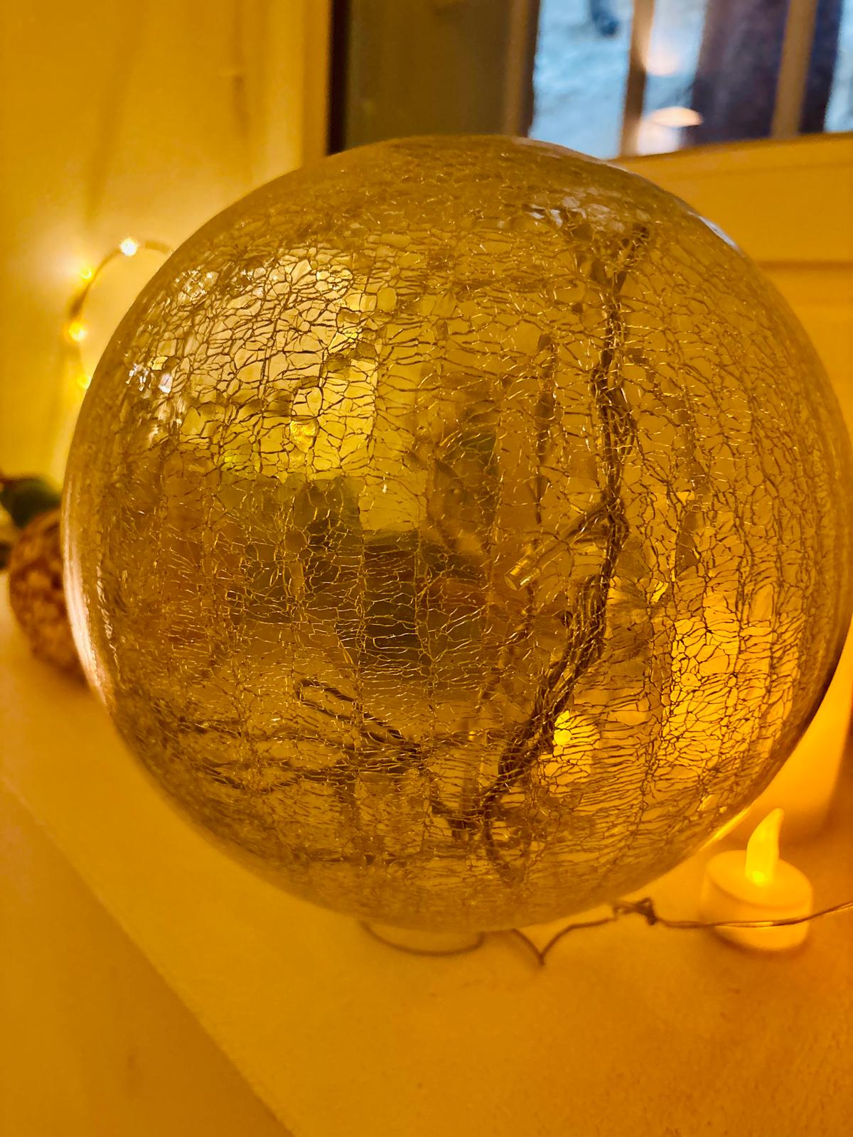 Praticienne de soin LaHoChi à Marseille, Sarah Parkhurst transmettant l'énergie de guérison.