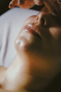 Soin du visage au Gua Sha à Marseille par Sarah Parkhurst pour un drainage lymphatique et éclat du teint.